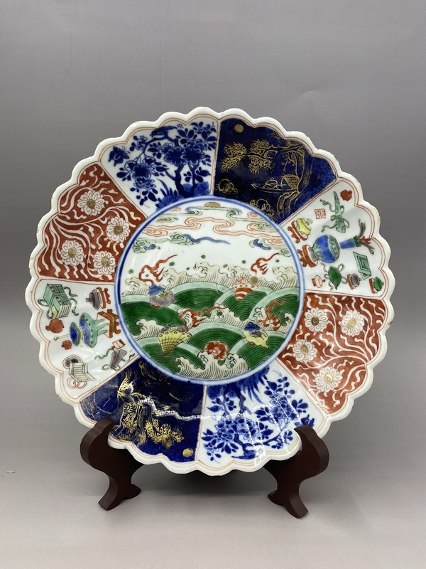 古玩轉(zhuǎn)賣清康熙時(shí)期·青花五彩海獸紋葵口盤拍賣,當(dāng)前價(jià)格0元