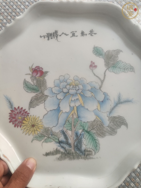 古玩陶瓷花卉紋粉彩盤真品鑒賞圖