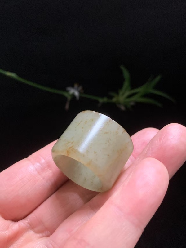 古玩轉(zhuǎn)賣清代和田玉雕“素紋扳指”拍賣，當(dāng)前價(jià)格680元