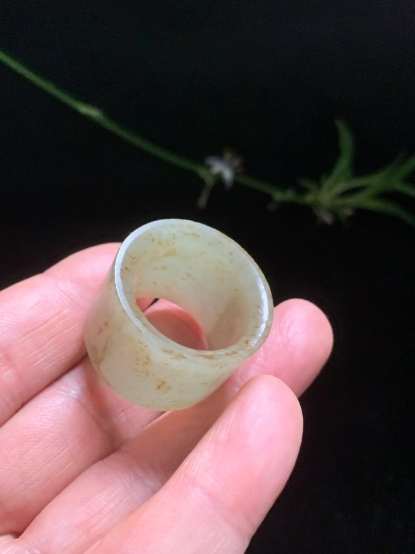 古玩玉器清代和田玉雕“素紋扳指”拍賣,當(dāng)前價(jià)格8500元