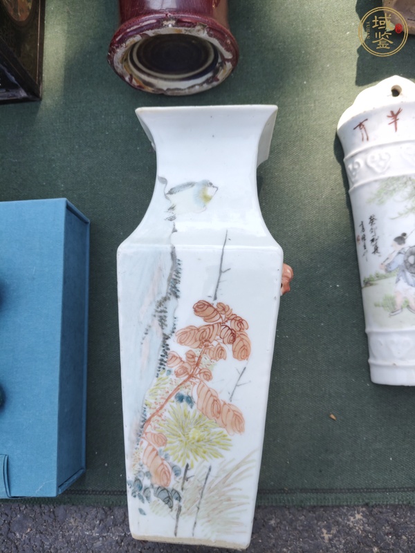 古玩陶瓷淺絳彩人物紋四方瓶真品鑒賞圖