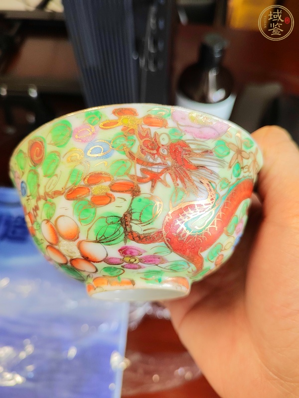 古玩陶瓷粉彩龍鳳紋茶碗真品鑒賞圖