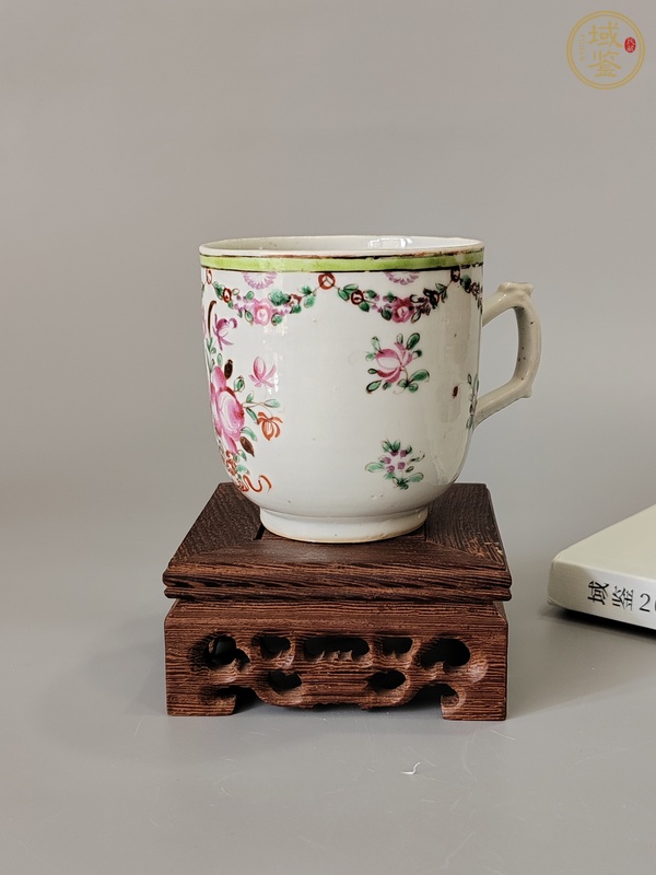 古玩陶瓷粉彩花卉紋把杯真品鑒賞圖
