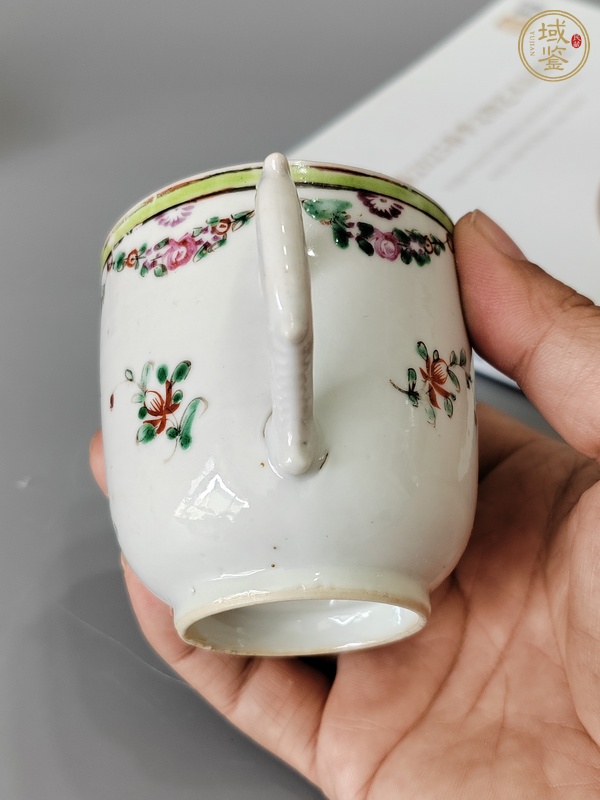 古玩陶瓷粉彩花卉紋把杯真品鑒賞圖