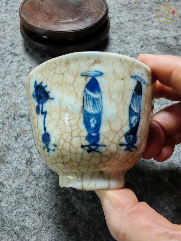 古玩陶瓷哥釉青花杯真品鑒賞圖