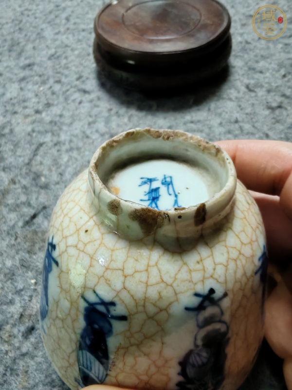 古玩陶瓷哥釉青花杯真品鑒賞圖