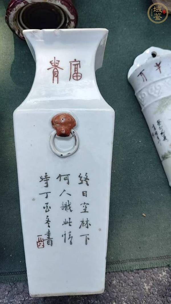 古玩陶瓷淺絳彩方瓶真品鑒賞圖