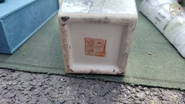古玩陶瓷淺絳彩方瓶真品鑒賞圖