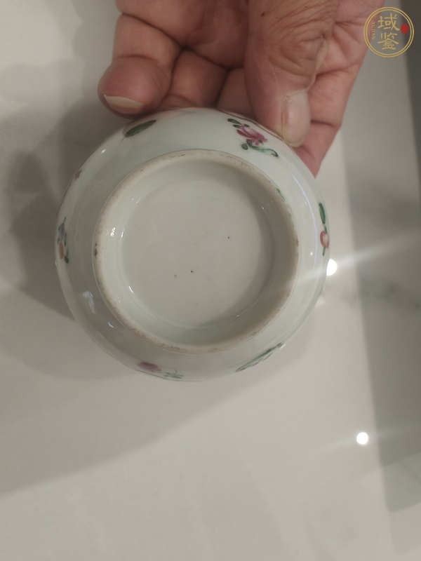 古玩陶瓷乾隆蝶紋廣彩碗真品鑒賞圖