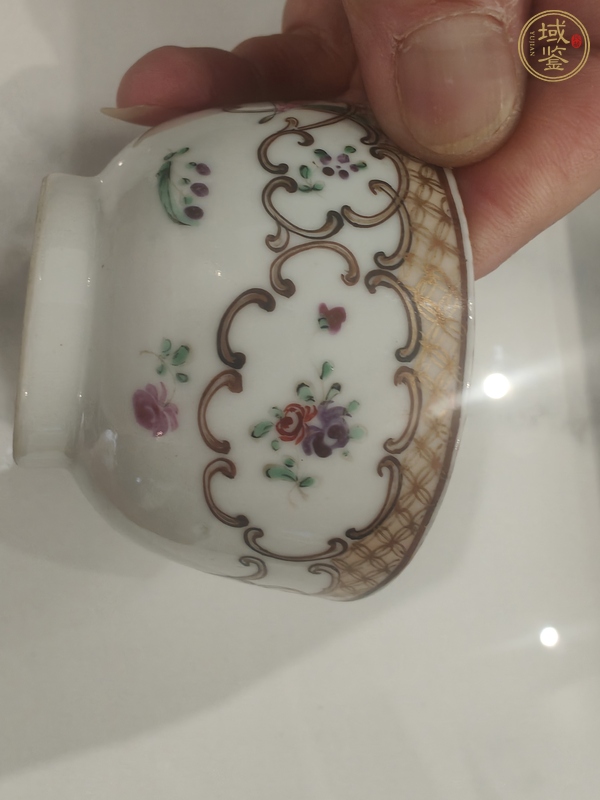古玩陶瓷乾隆蝶紋廣彩碗真品鑒賞圖