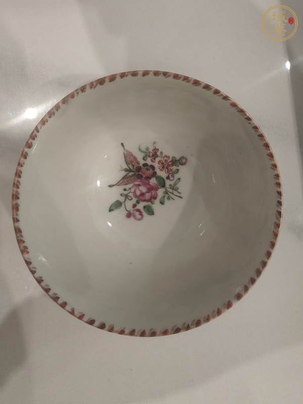 古玩陶瓷乾隆蝶紋廣彩碗真品鑒賞圖