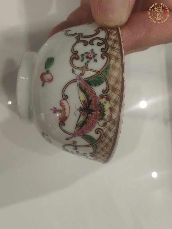 古玩陶瓷乾隆蝶紋廣彩碗真品鑒賞圖