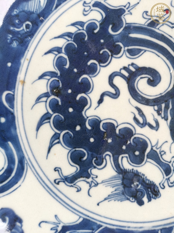 古玩陶瓷青花龍紋臥盤真品鑒賞圖