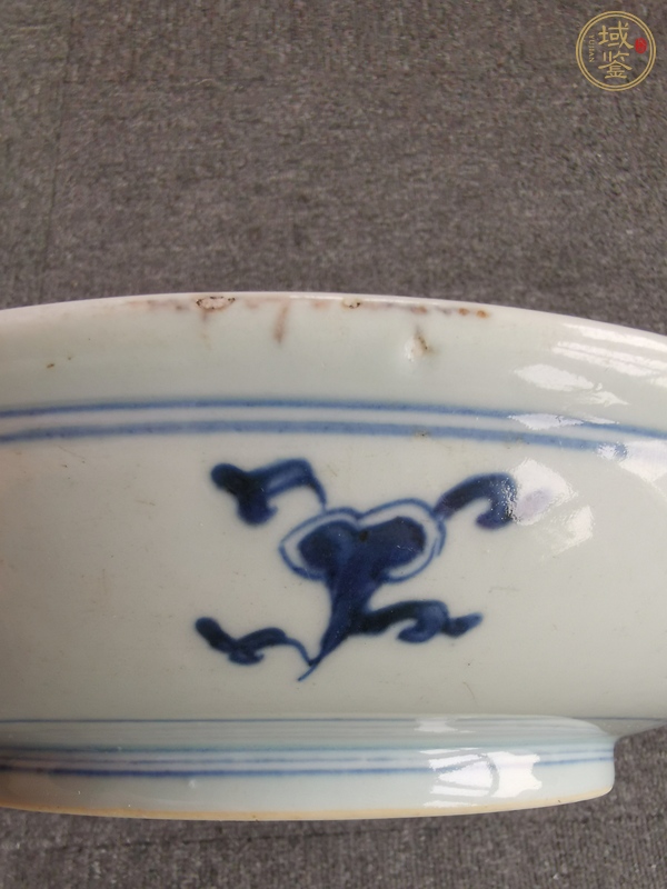 古玩陶瓷青花龍紋臥盤真品鑒賞圖