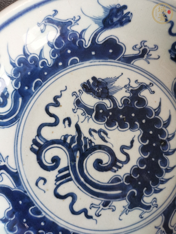 古玩陶瓷青花龍紋臥盤真品鑒賞圖