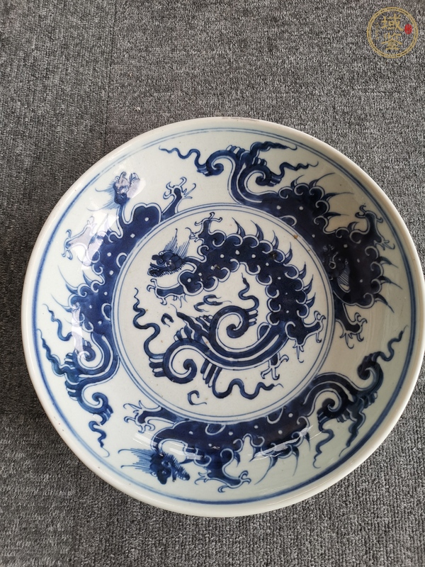 古玩陶瓷青花龍紋臥盤真品鑒賞圖