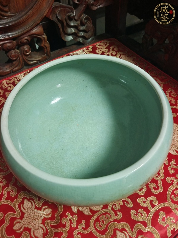 古玩陶瓷清代中期綠哥釉三足香爐真品鑒賞圖