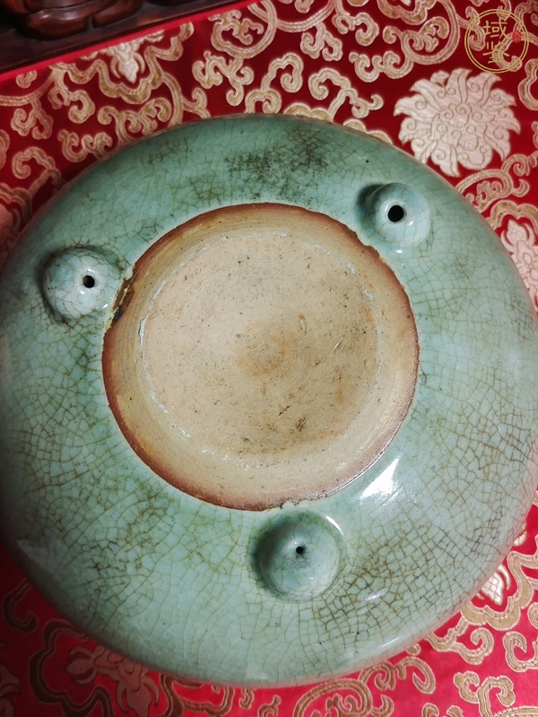 古玩陶瓷清代中期綠哥釉三足香爐真品鑒賞圖