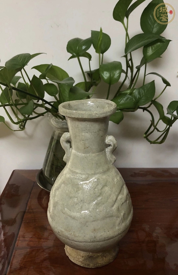 古玩陶瓷青白釉模印龍紋雙耳瓶真品鑒賞圖