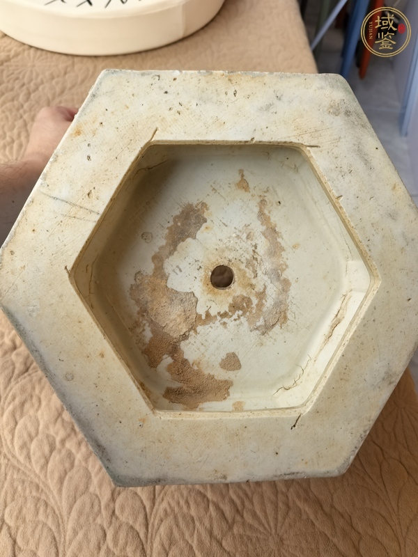 古玩陶瓷人物紋青花花盆真品鑒賞圖