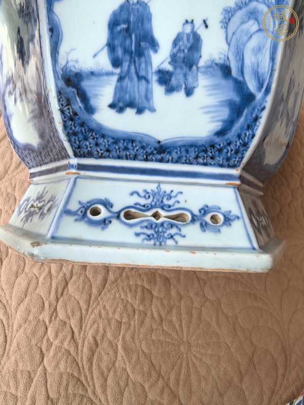 古玩陶瓷人物紋青花花盆真品鑒賞圖