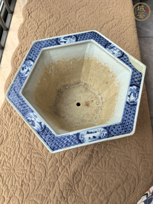 古玩陶瓷人物紋青花花盆真品鑒賞圖