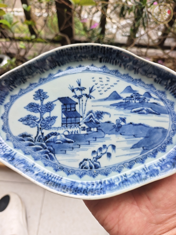 古玩陶瓷乾隆青花海棠型茶盤真品鑒賞圖