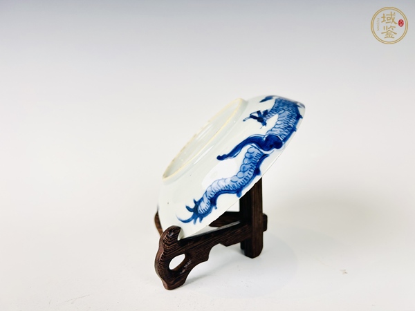 古玩陶瓷清早期·青花過墻龍紋盤真品鑒賞圖