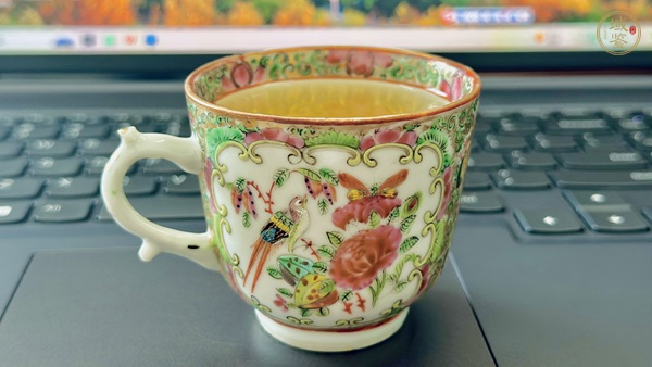 古玩陶瓷人物花鳥蝶紋廣彩執杯真品鑒賞圖