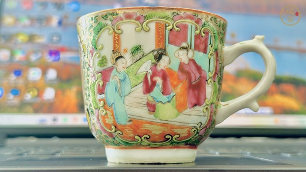古玩陶瓷人物花鳥(niǎo)蝶紋廣彩執(zhí)杯真品鑒賞圖