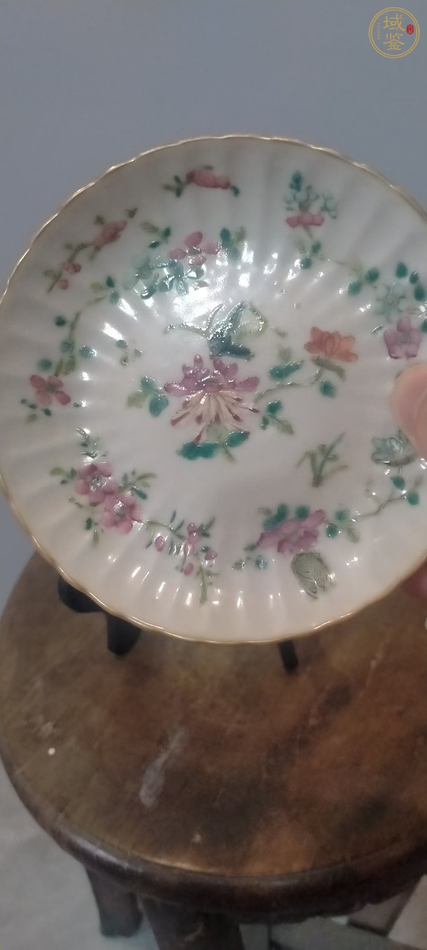 古玩陶瓷同治細路粉彩菊瓣盤真品鑒賞圖