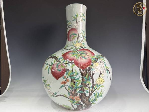 古玩陶瓷粉彩九桃天球瓶真品鑒賞圖