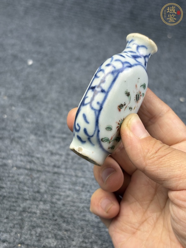古玩陶瓷青花粉彩花卉紋鼻煙壺真品鑒賞圖