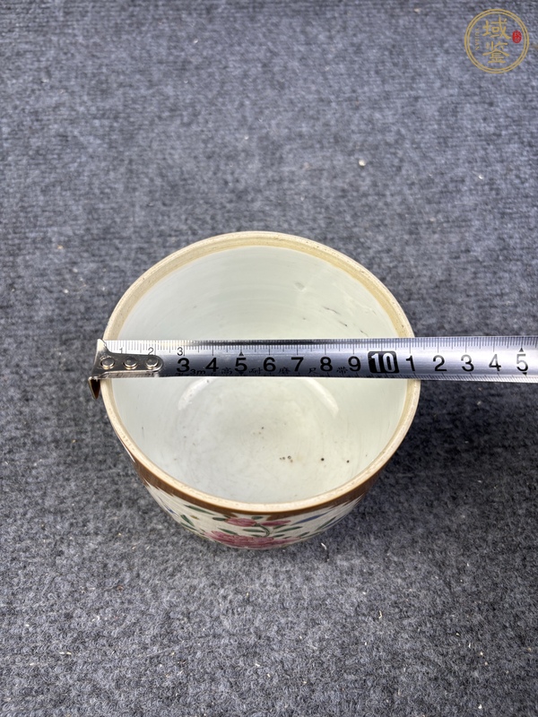 古玩陶瓷紫金釉開(kāi)窗粉彩花卉紋缸真品鑒賞圖