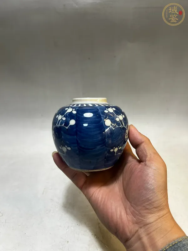 古玩陶瓷青花留白梅紋罐真品鑒賞圖