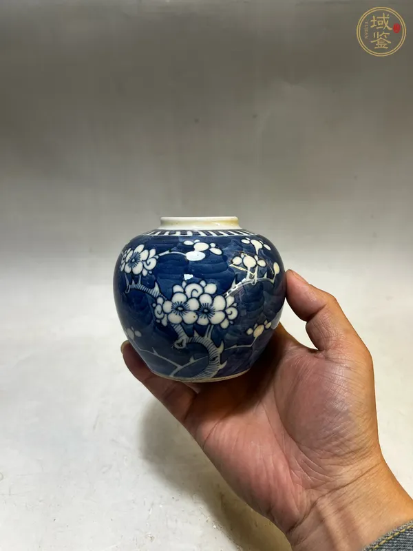 古玩陶瓷青花留白梅紋罐真品鑒賞圖
