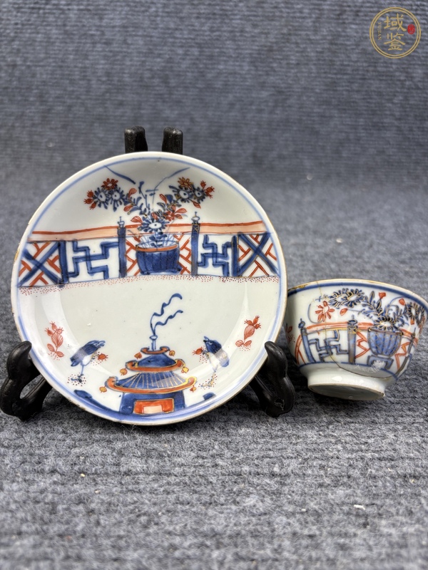 古玩陶瓷青花礬紅描金花卉紋杯碟套真品鑒賞圖