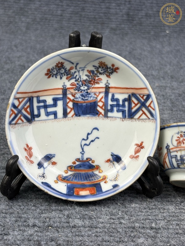 古玩陶瓷青花礬紅描金花卉紋杯碟套真品鑒賞圖