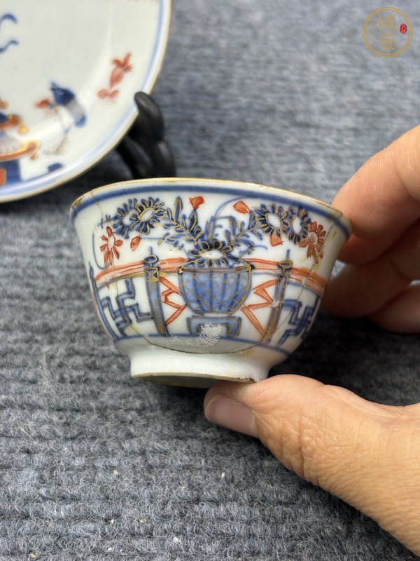 古玩陶瓷青花礬紅描金花卉紋杯碟套真品鑒賞圖
