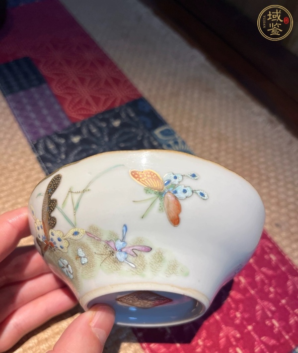 古玩陶瓷粉彩蝴蝶紋馬蹄茶碗真品鑒賞圖