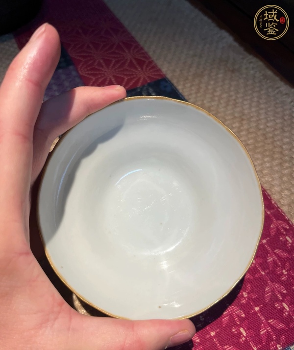 古玩陶瓷粉彩蝴蝶紋馬蹄茶碗真品鑒賞圖