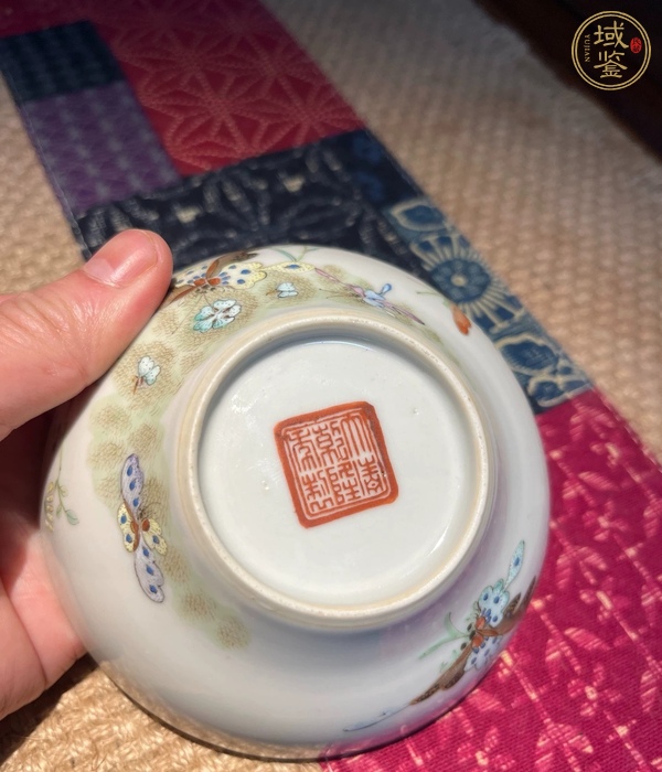 古玩陶瓷粉彩蝴蝶紋馬蹄茶碗真品鑒賞圖