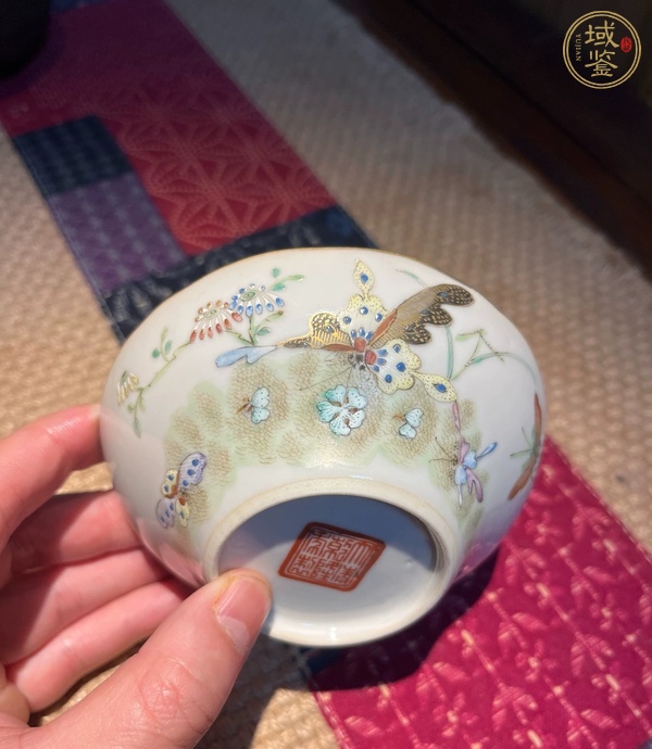 古玩陶瓷粉彩蝴蝶紋馬蹄茶碗真品鑒賞圖