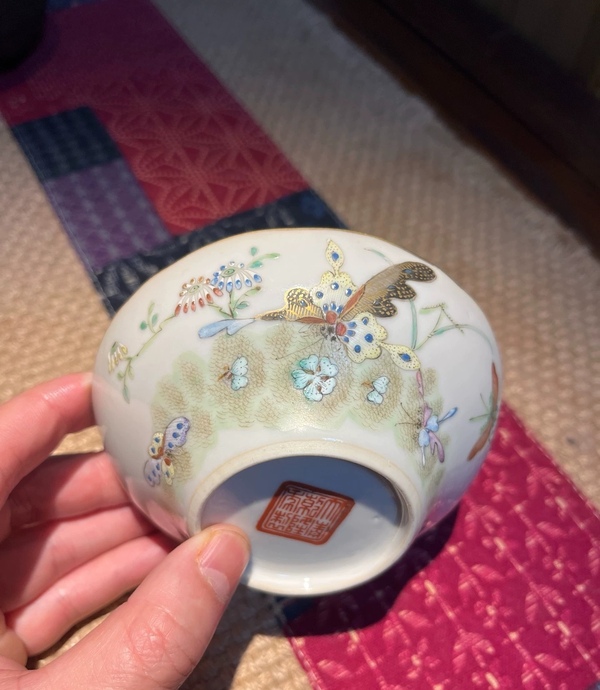 古玩陶瓷晚清粉彩蝴蝶紋馬蹄茶碗拍賣，當前價格5500元