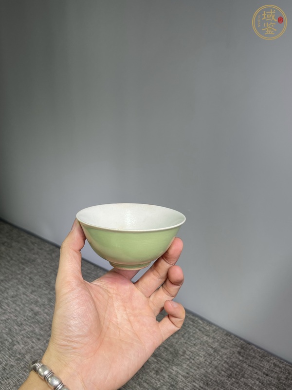 古玩陶瓷民國(guó)豆青釉小茶碗真品鑒賞圖