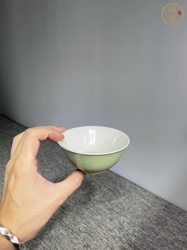 古玩陶瓷民國(guó)豆青釉小茶碗真品鑒賞圖