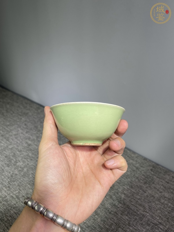 古玩陶瓷民國(guó)豆青釉小茶碗真品鑒賞圖