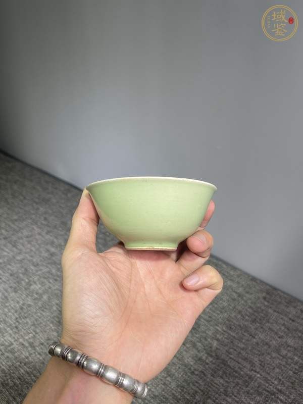 古玩陶瓷民國(guó)豆青釉小茶碗真品鑒賞圖