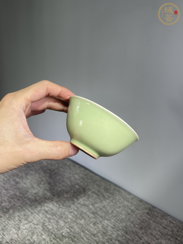 古玩陶瓷民國(guó)豆青釉小茶碗真品鑒賞圖
