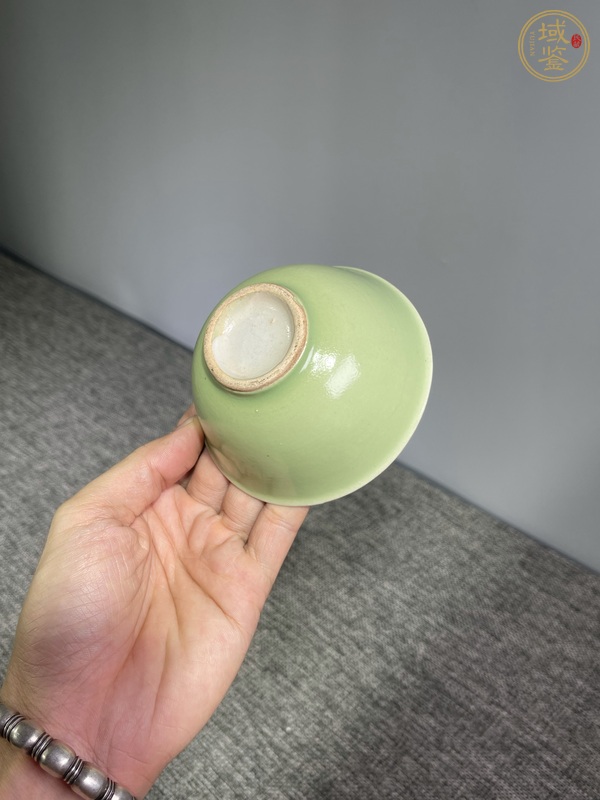 古玩陶瓷民國(guó)豆青釉小茶碗真品鑒賞圖